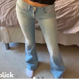 Så fina lågmidjade bootcut jeans i en så snygg blå färg! Väldigt fint skick ❣️ lånad bild! 