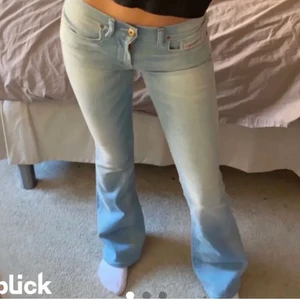 Lågmidjade bootcut jeans  - Så fina lågmidjade bootcut jeans i en så snygg blå färg! Väldigt fint skick ❣️ lånad bild! 