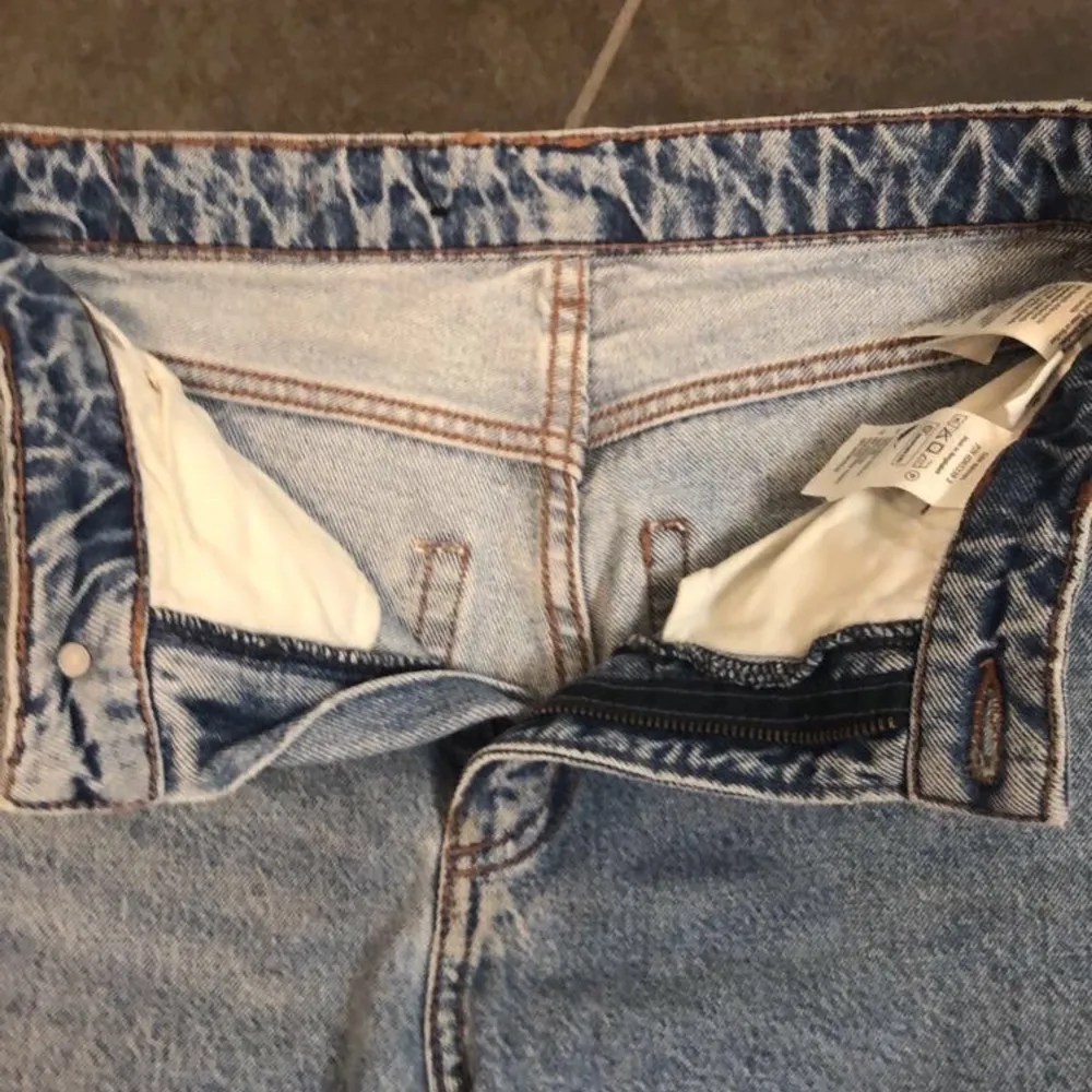 Jag har använt de max en gång och de matchar inte riktigt min stil så därför säljer jag de. Det är bara att fråga mig om du har några funderingar eller vill ha fler bilder. Jeans & Byxor.