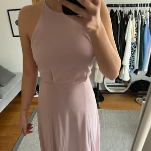 Balklänning  - Säljer nu min superfina balklänning från 9an. Ljusrosa med spets i ryggen och slits på sidan. Underklänning som slutar vid knäna och sedan ett tunnare genomskinligt  tyg till marken. Passar dig som är 175 eller kortare om du vill ha klackar till. Använd endast en gång. 200kr utan frakt men pris kan diskuteras 💕💕