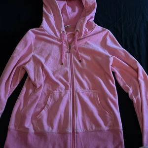 Tröja - Jätte fin tröja från Cubus i rosa. Passar inte min längre därför säljer jag den. Jätte skönt material och mysig att ta på sig.