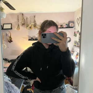 Tröja - Jätte skönt svart tröja med mjukt material. Knappt använd har matchande mjukis byxor till som jag med säljer. Storlek S men passar M/L med.