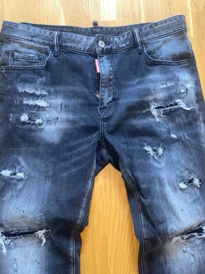 Dsquared jeans - Säljer ett par svarta dsquared jeans. Dem är i nyskick och har inte kommit till användning. Skönt par jeans som funkar till flera stilar. Modell är 186cm lång! 