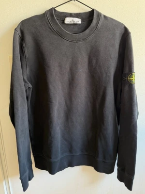 Stone Island Tröja – Äkta | Certilogo - Säljer denna fina Stone Island-tröja då den tyvärr blivit för liten för mig. Tröjan är i fint skick och alla tags samt detaljer finns kvar. Äktheten är verifierad via Certilogo och den är bekräftad som äkta. Vill du dubbelkolla själv kan du gå in på certilogo.com och använda CLG-koden på äkthetstaggen. Fler bilder skickas gärna vid intresse!