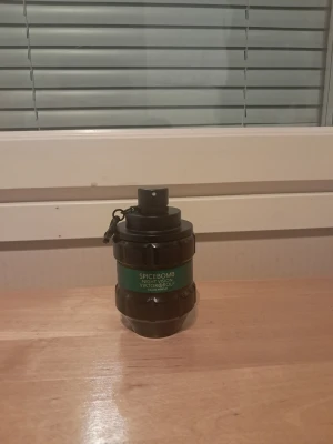 Spicebomb Night Vision Eau de Parfum 90ml - Spicebomb Night Vision Eau de Parfum från Viktor & Rolf i en cool, granatinspirerad flaska med svart och grön design. Doften är intensiv och maskulin, perfekt för dig som gillar kryddiga och fräscha parfymer. Flaskan rymmer 90 ml och kommer med originalkartong.
