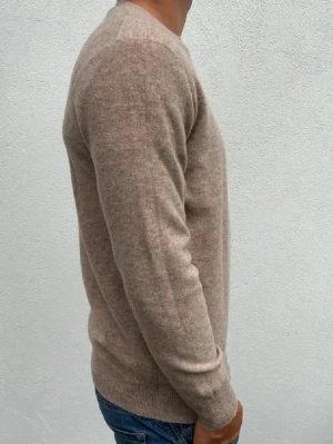 Beige Kashmir Crewneck - Beige Kashmir Crewneck | Storlek M | Modellen är 181 cm | Bara testad, Skick 10/10 | Hör av dig vid frågor