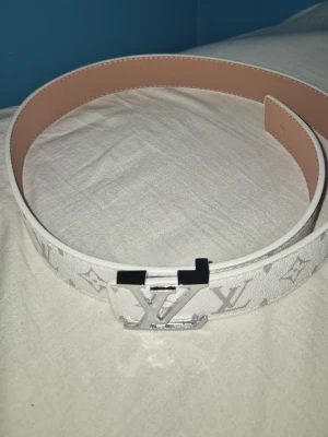 Vit bälte - Snyggt bälte för att toppa fin outfit, silvtigt spänne, storleken är 110cm