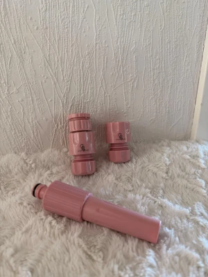 Garden Glory trädgårdslagset/spridare - Ett set med Garden Glory slangkopplingar och spridare.   I nyskick aldrig kommit till användning.