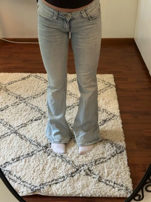 Ljusblå lågmidjade bootcut jeans från Cheap Monday - Ljusblå lågmidjade bootcut jeans från Cheap Monday med en liten slitning på ena byxbenet längst ner, fint skick i övrigt. Säljer för att de är för långa för mig. Pris kan diskuteras vid snabb affär.