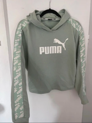 Puma hoodie  - Säljer en hoodie ifrån puma i strl S. En härlig fräsch mintgrön färg!💚🤍 Lite av trycken på armen kan ha lossnat lite efter tvätt (se bild 4)