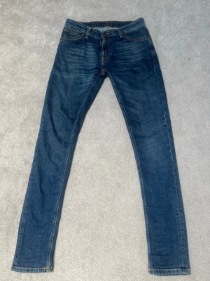 Blåa Nudie jeans  - Ett par snygga mörk blå Nudie jeans i bra skick med rak passform och snygg tvätt. Str W29 & L32. Hör av er om frågor 👍priset är inte hugget i sten.