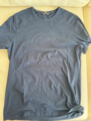 Mörkblå t-shirt från Berkeley - En enkel och stilren mörkblå t-shirt från Berkeley i mjuk bomull. Klassisk rund halsringning och korta ärmar gör den perfekt till alla outfits. Passar dig som gillar basic plagg med snygg passform. Nyskick!