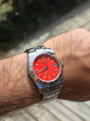 Seiko Datejust Orange Mod 36mm 🟠⌚️ - Helt ny custombyggd Seiko Datejust-inspirerad mod med riktigt snygg orange urtavla 🟠🔥 Boetten är 36 mm och har silverfärgad länk samt slät bezel som ger en clean och stilren look ⌚️ Datumvisning vid kl. 3 ✅ Extra länkbitar medföljer så att längden kan justeras. Inte en fabriksoriginal Seiko-modell. Skickas välpackad 📦 Kontakta mig gärna för fler bilder eller frågor!