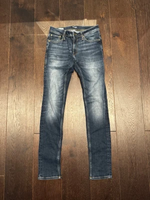 Jack & Jones jeans  - Hej säljer nu dessa Jack och Jones jeansen som är i storlek 27/32 och är i ett gott skick. Kom dm för mer frågor 😇