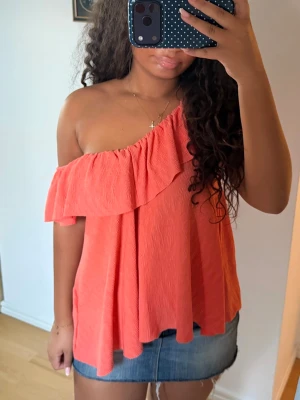 Korallfärgad off shoulder topp - Säljer denna jättefina korallfärgade toppen som man kan justera själv hur man vill ha axlarna🧡