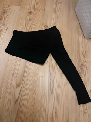 Svart one shoulder topp - Tja, säljer lite av min tjejs gamla kläder då det inte passar eller andvänds längre.👍😁 