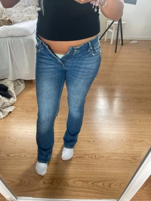Blåa jeans - Blåa jeans från Gina tricot | storlek 152, jag är 154 lång | går även att justera storleken i midjan | bra skick, knappt använda💕