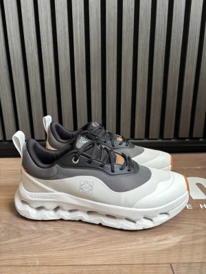 Cloudtilt LOEWE 2 - Sneakers cloudtilt LOEWE 2. Otroligt sköna skor. Andvända men väldigt bra skick. Storlek 42. Väldigt bra ”studs” i skorna. Skorna funkar som löparskor men även som vanliga skor. Skorna fraktas i boxen.   Tyvärr har skorna ej sulor, har andvänt mig av andra sulor och de funkar perfekt!.
