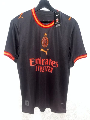 AC Milan tröja 26/27  - AC Milan tröja 26/27 storlek M 
