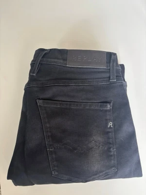 Svarta replay jeans  - Säljer dessa stilrena replay jeans i slim fit. Dom är använda, men är sparsamt använda.