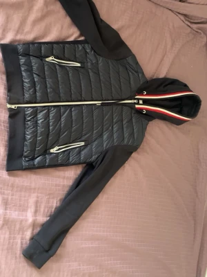 Moncler Cardigan  - Snygg svart Moncler Cardigan, inte mycket använd!