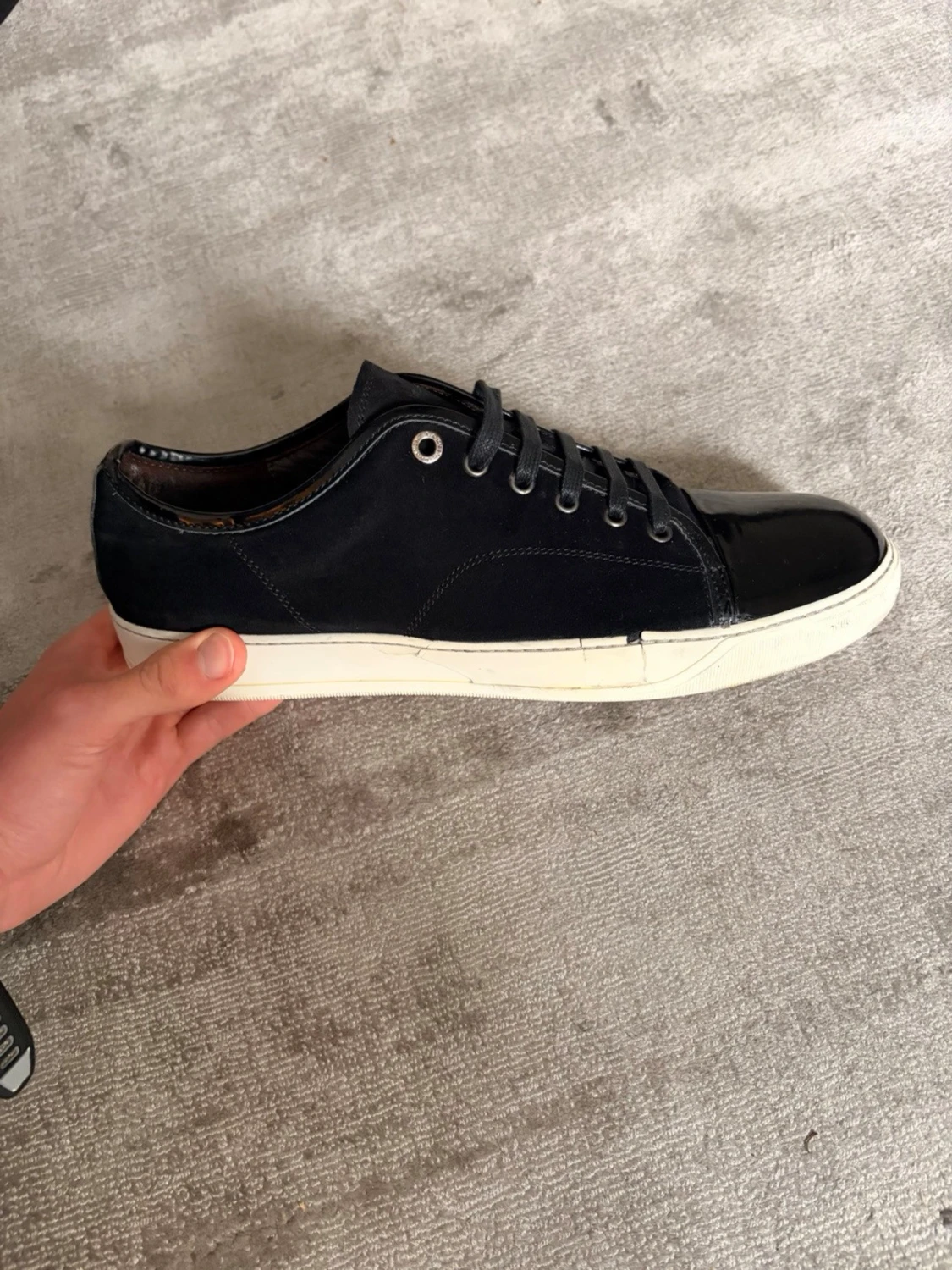 Svarta sneakers med lackdetaljer - 4