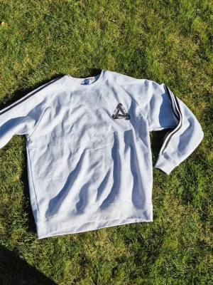Palace X Adidas tröja - Bra kvalitet. Passade mig inte så bra.  Niせplagg fråga chat