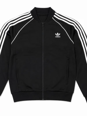 Svart Adidas hoodie med dragkedja - Klassisk svart hoodie från Adidas med dragkedja framtill och vita signaturränder längs ärmarna. Adidas-logga på bröstet. Tillverkad i mjukt material och har ribbade muddar vid ärmar och midja. Perfekt för en sportig och avslappnad stil.