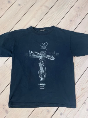 Undercover Cross Bunny T-shirt - Storlek M, perfekt vintage wash