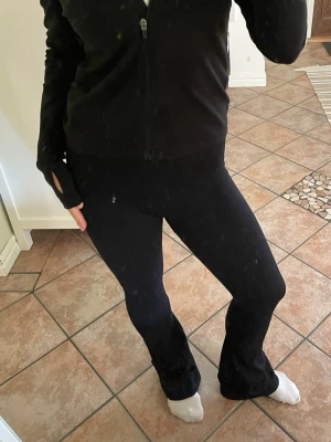 Svarta ribbade bootcut träningsbyxor - Säljer ett par svarta ribbade träningstights med bootcut-modell. De har hög midja och stretchigt material 💘💘