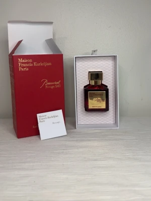 Maison Francis Kurkdjian Baccarat Rouge 540 - Lyxig parfym i elegant röd glasflaska med guldfärgat lock och etikett. Kommer i exklusiv röd förpackning med gulddetaljer. Doften Baccarat Rouge 540 är känd för sin unika och sofistikerade karaktär. Perfekt för dig som vill sticka ut med en ikonisk signaturdoft.