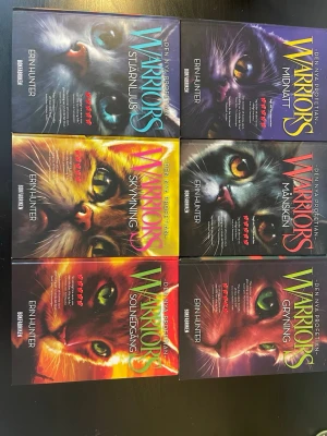 Warriors Den nya profetian, 6 böcker - Säljer hela serien 'Warriors: Den nya profetian' (andra serien av 90 st böcker) av Erin Hunter. Böckerna har färgstarka omslag med kattmotiv och titlar som Stjärnljus, Midnatt, Skymning, Månsken, Solnedgång och Gryning. Perfekt för dig som gillar fantasy och äventyr med djur i huvudrollen. I blöckerna får man följa huvudkatterna när de växer upp och är ute på spännande äventyr. Det är en otroligt bra serie för barn i lågstadiet-mellanstadieåldern och är en stor favorit hos barn. 