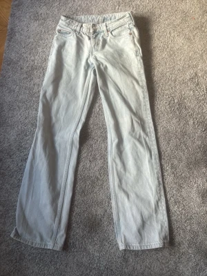 Ljusblå baggy jeans - Jag säljer ett par väldigt snygga trendiga baggy jeans som var så himla snygga. Har skaffat nya jeans så tänkte sälja dem här 💓