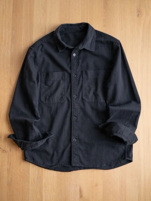 Black Overshirt, size M - Stilren svart skjorta i bomull med klassisk krage och två stora bröstfickor. Skjortan har långa ärmar och knäppning framtill. Perfekt för en avslappnad men ändå snygg look.