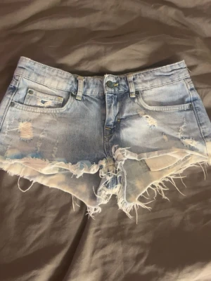 jeans shorts - Jeans shorts i storlek 36 från ginatricot, köpta på plick för 500kr, mycket bra skick skriv för fler frågor❣️