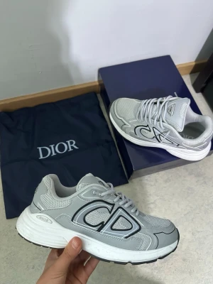 Sneakers -  Helt nya och använda i 1 vecka. Väldigt bekväma och snygga skor som passar perfekt till vardags eller en clean outfit.  Storlek 39, men passar även personer som brukar ha storlek 38.  Skick: Helt nya 📦  Skriv gärna om ni är intresserade!