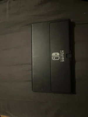 Nintendo Switch konsol med vita Joy-Cons - Tjena, ja säljer nu mitt Nintendo switch oled då den inte används längre, den är i utmärkt skick o allt funkar på den, man får med allt som kommer i lådan skriv om ni har några frågor