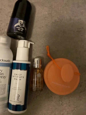Skönhetspaket med blandade produkter - herr grooming & hårvård – helt nytt & obrutet  Säljer ett superfräscht och lyxigt kit med grooming- och hårvårdsprodukter för herrar. Alla produkter är helt nya, oanvända och har obrutna förpackningar/plomberingar. Perfekt som present eller för att uppgradera badrumshyllan! ✨  Kitet innehåller: • Waterclouds Dry Clean Hairspray 200 ml – torrschampo/hårspray som ger matt textur och volym • DeoDoc Daily Intimate Wash Man 100 ml – skonsam intimtvätt för män • Beard Monkey Antiperspirant Deodorant “