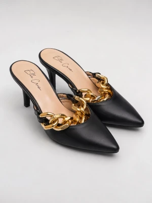 Svarta pumps med guldkedja - Säljer ett par svarta pumps från Ella Cruz med spetsig tå och hög klack. Skorna har en stor guldfärgad kedjedetalj över vristen och är tillverkade i ett slätt material som ger en lyxig känsla. Perfekta för dig som vill sticka ut med din stil.