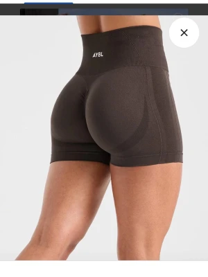 Bruna seamless shorts från AYBL - Mörkbruna seamless shorts från AYBL med hög midja och tight passform. Tillverkade i stretchigt funktionsmaterial som formar sig efter kroppen. Perfekta för träning!