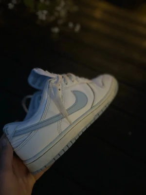 Nike skor  - Nike dunk Low retro, fin ljusblå färg 🎨, fint skriva men använt se bilder, 350kr, hör av er vid fler frågor 