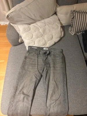 3 par jeans  - 3 styckna jeans. 29 x 30 i dem gråa. Dem andra är S och Xs. 