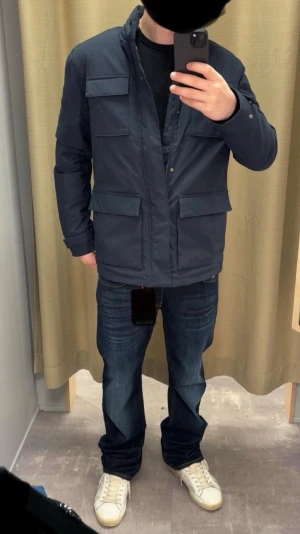 Field jacket John henric - Säljer nu en väldigt snygg mörkblå vadderad field jacket från John Henric. I princip helt ny, endast använd 2 gånger. Jackan är i storlek 48 vilket motsvarar medium. Jackan har Snörning i midjan och dubbeldragkedja från ykk. Perfekt för dig som vill ha en snygg jacka i höst och vinter. Hör gärna av er!