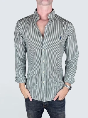 Ralph Lauren Skjorta - Skick: 9/10. | Ingår: skjortan. | Nypris: +- 2000 SEK. | Givetvis äkta! Hör av er vid frågor. Modellen är 183 cm och väger 70 kg.