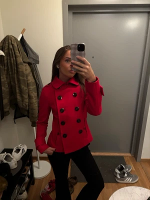 Trenchcoat  - Så så fin röd trenchcoat i storlek 36🤍