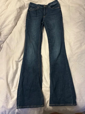 Flare Jeans  - Mörkblåa jeans från Vero Moda i modellen VMFLASH medelhög midja utsvängd. I storlek M med längd 34🤩