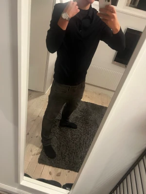 Mörkblå långärmad tröja med krage - Stilren mörkblå långärmad tröja från Uniqlo med klassisk krage och knappslå. Tröjan har en smal passform och är tillverkad i ett mjukt och bekvämt material som passar perfekt till jeans eller chinos.