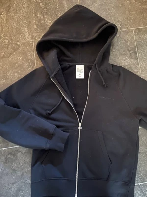 Svart zip-hoodie med huva - Svart nudie jeans zip up 