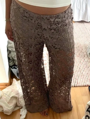 Bruna spetsbyxor  - Supersnygga spetsbyxor från Kappahl i en brun/gråbeige färg. Passar perfekt nu till sensommaren/hösten. Byxorna är vida i modellen.   Storlek L, men passar även M/L beroende på hur man vill att de ska sitta. Innerbensmått är ca 78 cm.  Säljer då de inte passar mig❣️