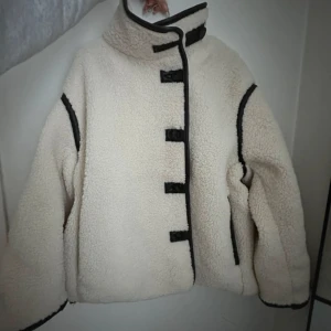 teddyjacka med bruna detaljer hm - Återsäljer denna Teddy jacka från hm. Den är super mysig och skön. Säljer den så den är för liten för mig. Den har lite sminkfläckar i kragen. Bilderna är lånade av tjejen jag köpte den av på Plick💗💗